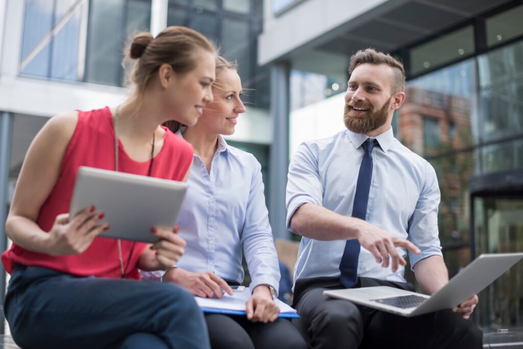 Empresarios viendo computador con resultados de la empresa